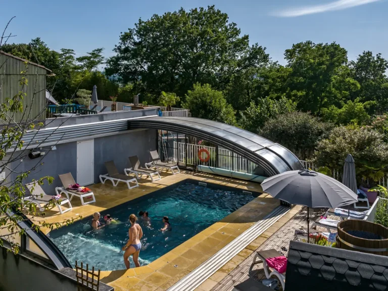 Piscine couverte et chauffée des Ventoulines, toit ouvert par beau temps