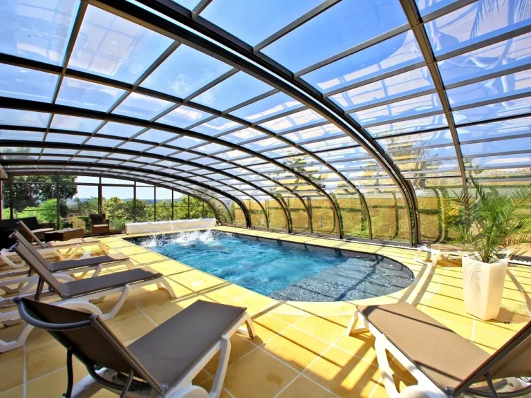 Piscine couverte et chauffée du camping Les Ventoulines, incluse pour les cousinades