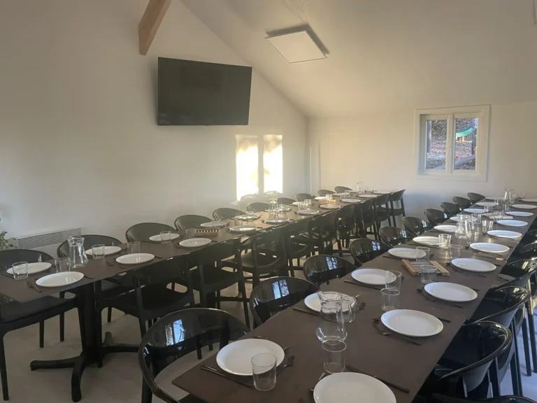 Salle de restaurant dressée pour une cousinade aux Ventoulines, Domme