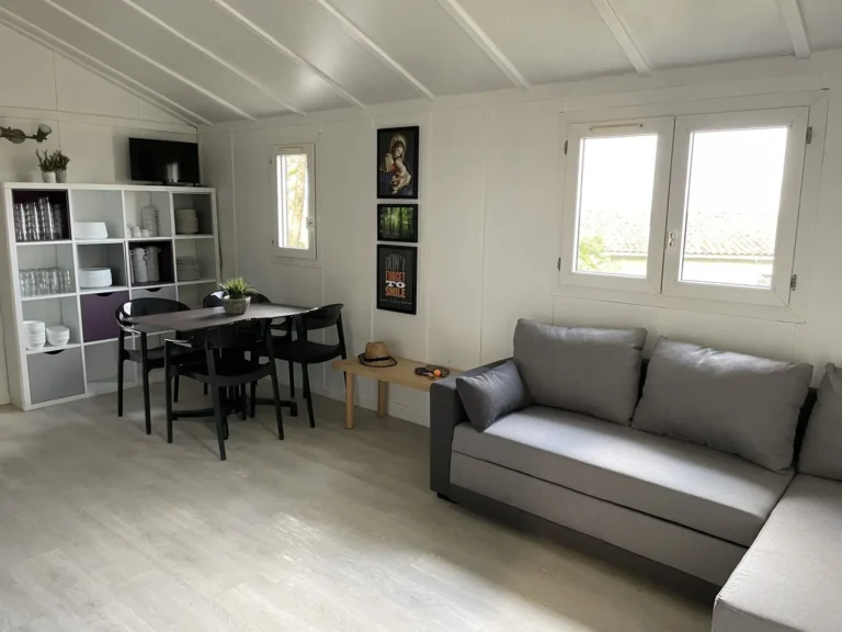 Salon et coin repas du chalet « tribu » pour les cousinades aux Ventoulines