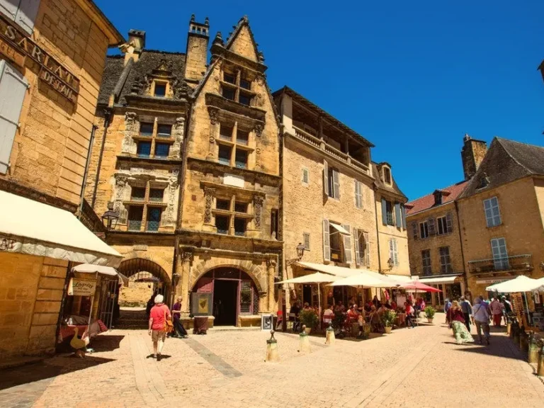 Place médiévale de Sarlat, à 15 km du camping, en Périgord noir