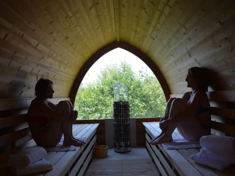 Grand sauna vitré de l’espace bien-être des Ventoulines, à côté de la piscine couverte