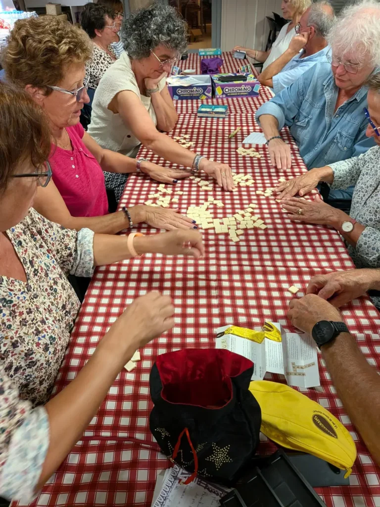 Soirée jeux de société en groupe dans la salle des Ventoulines