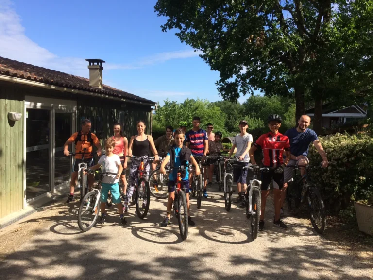 Sortie à vélo en famille au départ des Ventoulines, en Dordogne