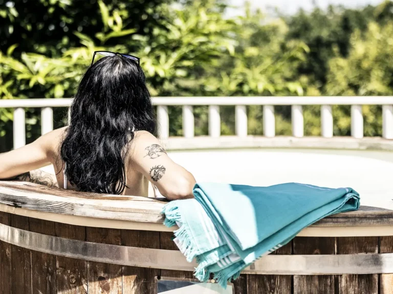 Moment de détente dans le spa du camping Les Ventoulines à Domme