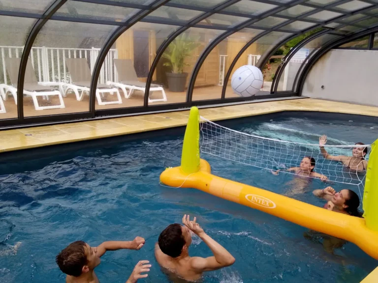 Partie de volley dans la piscine couverte du camping, près de Sarlat