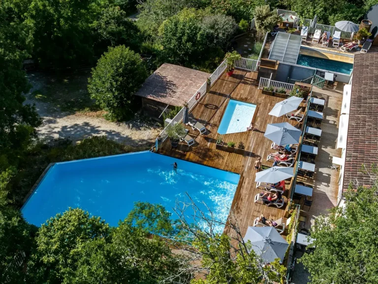 Vue aérienne des piscines, de la terrasse et du spa du camping Les Ventoulines à Domme